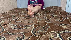 Reproduzir Morena MILF abre as pernas em shorts brancos e buceta raspada na webcam