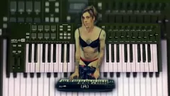Reproducir Sensual sesión de piano en lencería: interpretación musical seductora