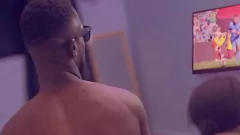 Abspielen Erwisch mich beim Fußballgucken und bekomme einen Überraschungs-Blowjob von meiner schwarzen Stiefschwester