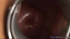 Abspielen Brünette spreizt die Beine weit, um ihre Muschi mit einem Dildo in Nahaufnahme zu spielen