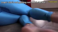 Jouer Remplir et mouiller des jeans serrés lors d'une séance intense d'Omorashi