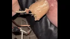 Abspielen Spielzeug füllt seinen engen Arsch: Die Erkundung eines gelangweilten Solo-Manns