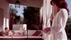 Reproducir Sensacional digitación lésbica en un yate: rubias, morenas y pelirrojas disfrutando de una masturbación glamorosa con juguetes