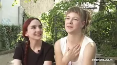 Redare Un cuplu de lesbiene germane pervers explorează plăcerea cu o curea și jucării într-o sesiune de amatori în stil cățeluș