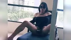 Jouer Trans asiatica sexy si masturba il suo grosso cazzo sul balcone dell'hotel in pubblico