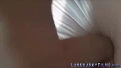 Jouer La brune aux gros seins Jess fait une pipe et une branlette incroyables au beau gosse britannique Luke Hardy.