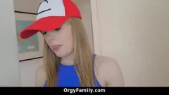 Odtwórz Nerwowa przyrodnia siostra szaleje podczas ostrego ruchania POV w zamian za nagrodę w grze wideo