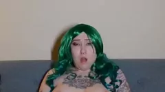 Abspielen Eine reife südafrikanische Stiefmutter masturbiert ihre rasierte Muschi mit Sexspielzeugen in einer lesbischen Cam-Session