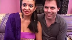 Reproducir La tía india tetona y con curvas acepta hacer su primera película porno con su novio interracial
