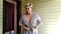 Odtwórz Brodaty ojczym dominuje rosyjską mamuśkę ogromnym lodzikiem, uderza ją w usta swoim wielkim kutasem i dręczy jej sutki, dotykając jej mokrej dojrzałej cipy!