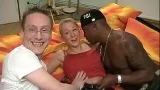Jouer Son petit ami n'est pas doué au lit alors il amène un homme noir pour lui casser la bite