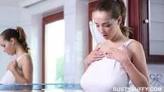 Jouer Roxana a de gros seins et la tire plus fort entre eux