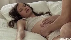 Jouer Maigre Avec De Petits Seins Léché Dans Sa Chatte Et Pénétré