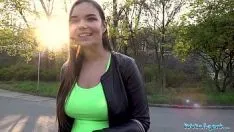 Oynat Büyük memeli güzel Sofia ile tren istasyonunda seks