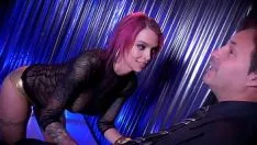 Jouer Anna Bell est une strip-teaseuse personnelle et a des relations sexuelles séparées avec un homme riche