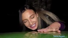 Oynat Sevimli seksi esmer azgın ve geceleri açık havada sevişmek istiyor