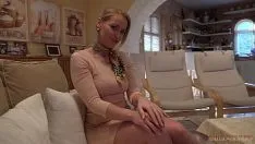 Reproduzir Loira esperando seu cliente despido e indo trabalhar