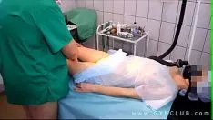 Afspelen Hij geeft haar een injectie en valt in slaap en neemt dan haar pik zoals hij wil