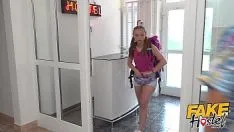 Jouer Fa sesso in hotel con due giovani femmine