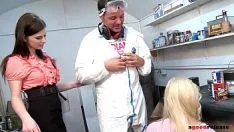 Jouer Charlotte et Candy sucent une grosse bite épaisse jusqu'à ce qu'elles avalent librement