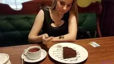 Redare La cafenea filmata cu vibratorul in pizda