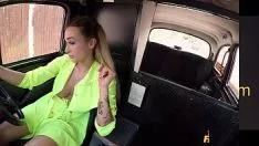 Reproduzir O taxista fazendo sexo no carro com o cliente