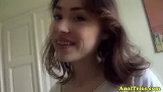 Reproduzir A garota convencida pelo namorado a se foder no cu
