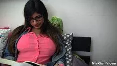Jouer Une grosse brune suce une bite et une autre fille