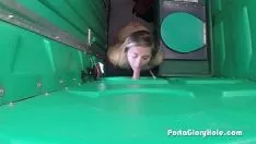 Jouer Je pense que l'idée de sucer des bites d'inconnus dans les toilettes est une excellente idée