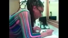 Jouer La petite chatte gonflée se fait bien baiser