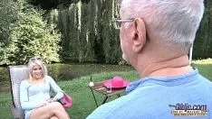 Abspielen Sie fleht ihn an, nicht seinen ganzen Schwanz in ihre Muschi zu stecken, damit sie auf den Boden fällt