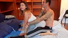 Jouer Elle a une chatte ludique et sait comment vous rendre heureux une nuit