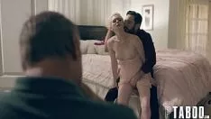 Reproducir En la sauna, tiene sexo con un chico que no conoce.