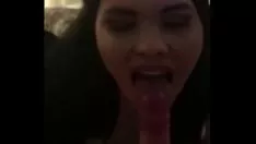 Afspelen De brunette doet geweldig werk door de pik van haar vriendje te zuigen en wil hem laten zuigen
