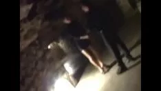 Oynat Pencereden kız kardeşinin aletini emdiğini ve bu adamla yoğun bir seks oyunu oynadığını izliyor.