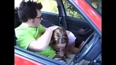 Jouer Elle est assise la tête dans les mains pendant qu'un mec la baise par derrière et profite de sa chatte