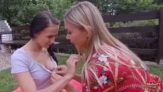 Jouer Uscì con due bellissime giovani donne per un picnic nel campo
