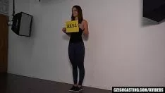 تشغيل إنه يفضل أن يمسك رأسها عندما يعطي هذه الفتاة الجميلة والطويلة اللسان
