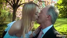 Jouer Una splendida bionda mattutina fa sesso in giardino con un vecchio ricco