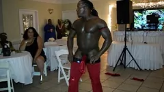 Jouer MILF BBW condividono un grosso cazzo alla festa giamaicana