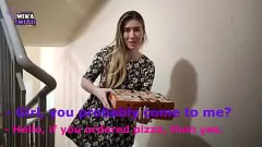 Reproduzir Entregador de pizza ganha mais do que uma gorjeta: estudante universitária loira amadora com peitos pequenos