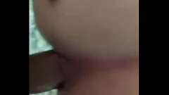 Jouer Un ouvrier du bâtiment noir retourne au travail pour baiser le cul du patron à cru !