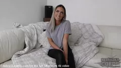 Reproducir La inolvidable primera vez de una rubia sucia en un sofá de casting blanco