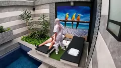 Chica del servicio de habitaciones del hotel chupa y traga