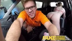Reproduzir Carro de corrida fode uma garota que pede dinheiro, mas ele não dá para ele