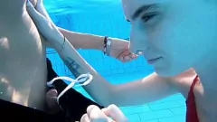 Redare Nopți fierbinți de vară: profesor MILF și studiul colegiului în pool -ul Steamy Bali Porno