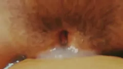 Abspielen Amateur Brünette Teenager haarige Muschi Creampie mit Sperma gefüllt