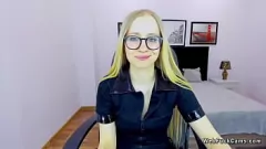 Oynat İnce Belarus bebek gözlük ve küçük göğüsleri üzerinde mastürbasyon web kamerası
