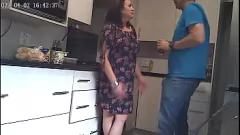 Oynat Cuckold kocası Poolite karısının creampie kaçışını Poolboy ile yakalar