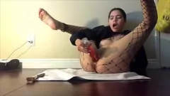 Reproducir Latina Teen Skring y Anal Play con pies arriba en Nintos de Pesca